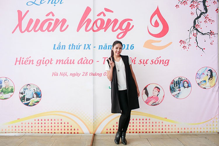 Tham gia "Lễ hội Xuân hồng 2016" vừa được tổ chức ở Viện Huyết học - Truyền máu Trung ương tại Hà Nội, người đẹp  Nguyễn Thị Loan chọn trang phục giản dị và trang điểm nhẹ nhàng.